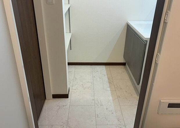 【脱衣場】多くの戸建て住宅で見かける洗面脱衣所は、洗面台と洗濯機が2畳ほどのスペースに並べられていて、洗面所が脱衣所を兼ね備えている間取りが一般的です。お客様が利用することもある、パブリックな空間でもあります。