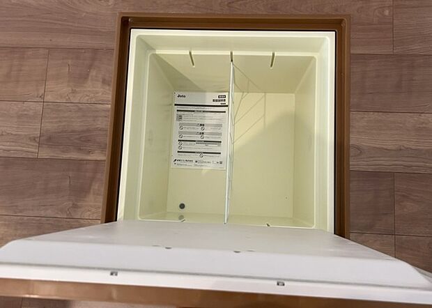 【キッチン床下収納】キッチン床下収納は、調理器具や食器などをスッキリと収納できる便利なスペースです。収納量が多いもの、引き出しがスムーズに開閉するものなど、使い勝手の良いものを選ぶことが大切です。また、湿気がこもりやすい場所なので、通気性の良いものを選ぶこともおすすめです。