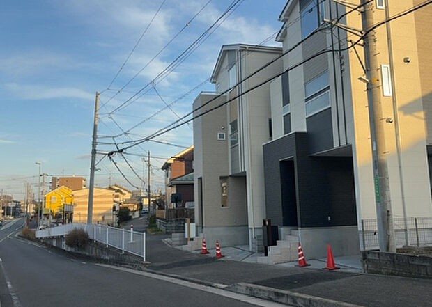 【前面道路含む現地写真_2】お持ちの車種によっては前面道路が広い方が便利でしょう。しかし、前面道路が広ければその分交通量が多くなるため、騒音などが気になる場合があります。実際に現地を見学し、周辺交通量や騒音などを確認しましょう！