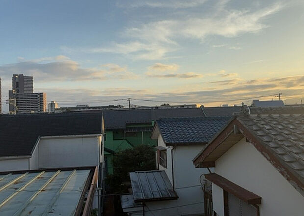 【物件からの展望】眺望を気にして物件を探す場合、前面に建物が建っていないか現地で確認しましょう！前面に建物があると景色はもちろん、日当たりや風通しにも影響が出てきます。住んだ時のことを想像しながら現地見学をしましょう。