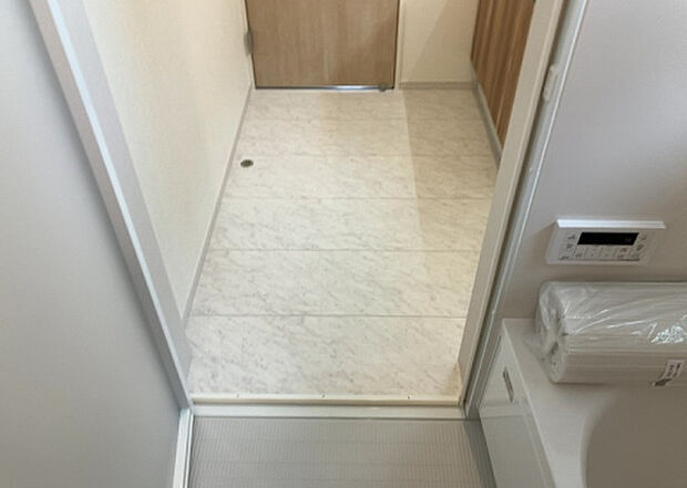 【脱衣場】多くの戸建て住宅で見かける洗面脱衣所は、洗面台と洗濯機が2畳ほどのスペースに並べられていて、洗面所が脱衣所を兼ね備えている間取りが一般的です。お客様が利用することもある、パブリックな空間でもあります。