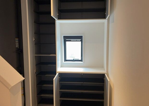 【玄関収納】玄関収納は、靴や傘、コートなどをスッキリと収納できるだけでなく、来客時に見せる顔となるため、家の顔とも言えます。収納量だけでなく、デザイン性も重視したいところです。ミラー付きの収納であれば、外出前の身だしなみチェックにも便利です。