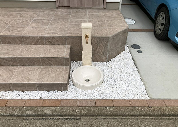 【その他設備】敷地内には、散水栓や立水栓があります。水道水を直接利用できるため、水を運ぶ手間を省くことが出来ます。大量の水を必要とする洗車作業や清掃などに役立ちます。その他設備とあわせて、現地でご確認ください。