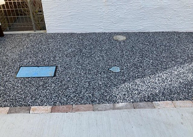 【その他設備】敷地内には、散水栓や立水栓があります。水道水を直接利用できるため、水を運ぶ手間を省くことが出来ます。大量の水を必要とする洗車作業や清掃などに役立ちます。その他設備とあわせて、現地でご確認ください。