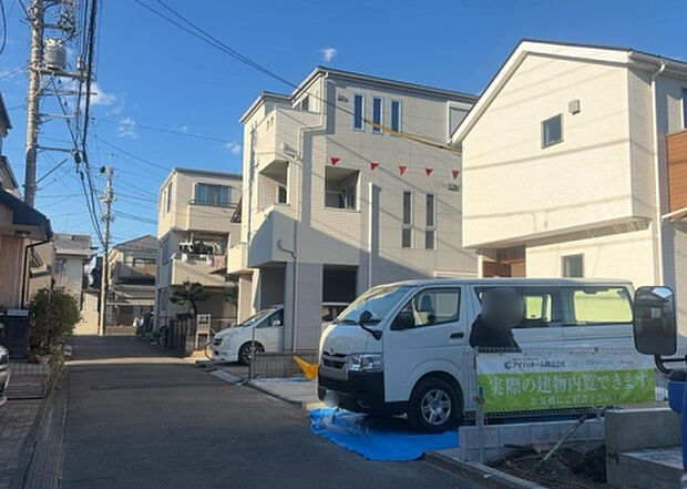 【前面道路含む現地写真_2】お持ちの車種によっては前面道路が広い方が便利でしょう。しかし、前面道路が広ければその分交通量が多くなるため、騒音などが気になる場合があります。実際に現地を見学し、周辺交通量や騒音などを確認しましょう！