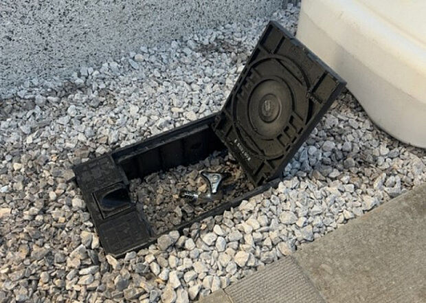 【その他設備】敷地内には、散水栓や立水栓があります。水道水を直接利用できるため、水を運ぶ手間を省くことが出来ます。大量の水を必要とする洗車作業や清掃などに役立ちます。その他設備とあわせて、現地でご確認ください。