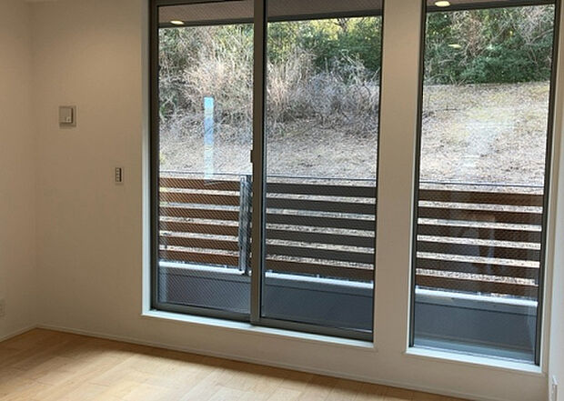 【洋室】洋室のメリットは重い家具が置きやすく、身の回りが整理しやすいことです。 床がフローリングのため畳とは異なり凹みにくいです。 クローゼットなど収納が豊富で、普段使わない旅行カバンや服の整頓も簡単にです。