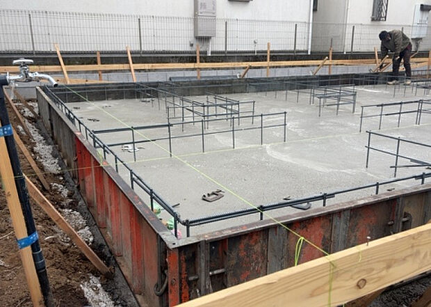 【構造・工法・仕様_2】ベタ基礎とは、柱の位置に関係なく全体に基礎がある事を指し、面積が大きい分建物の重さを全体に分散できます。また、地面からの湿気や害虫を遮断でき、木造住宅で心配されるシロアリ被害を防ぐ効果も期待できます。