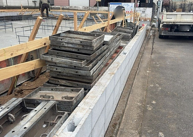 【庭_2】庭のある家に住むことのメリットとして、子どもたちの遊び場を確保できること、ガーデニングや家庭菜園を楽しめること、明るさを確保できることがあります。また、配置を工夫することでプライバシーが確保できます。