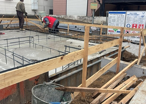 【玄関】玄関は家の顔でもあり、家族以外の目にも止まる場所です。玄関は外との間を仕切る扉、靴などをしまっておく収納スペース、靴脱ぎのたたきスペース、来客とのやり取りをするドアホンなど複数のアイテムからなります。