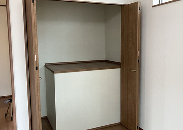 【ウォークインクローゼット】ウォークインクローゼットがあれば、クローゼット内でコーディネートが完成できますし、季節の変わり目に行う衣替えの手間も省けます。また、スーツケースなど大きいものもしまうことができ使い勝手がよいです。
