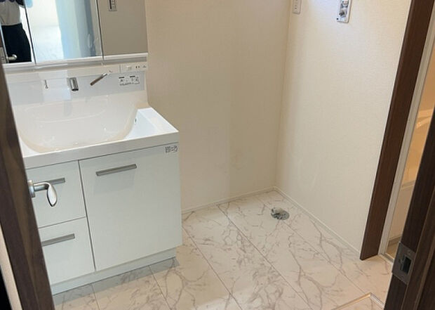 【脱衣場】多くの戸建て住宅で見かける洗面脱衣所は、洗面台と洗濯機が2畳ほどのスペースに並べられていて、洗面所が脱衣所を兼ね備えている間取りが一般的です。お客様が利用することもある、パブリックな空間でもあります。