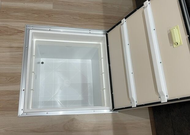 【キッチン床下収納】キッチン床下収納は、調理器具や食器などをスッキリと収納できる便利なスペースです。収納量が多いもの、引き出しがスムーズに開閉するものなど、使い勝手の良いものを選ぶことが大切です。また、湿気がこもりやすい場所なので、通気性の良いものを選ぶこともおすすめです。