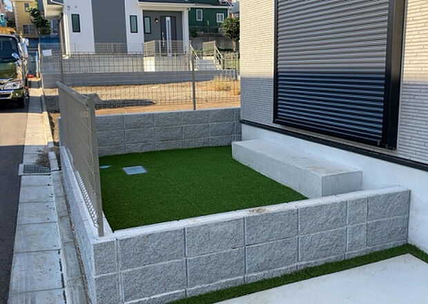 【庭】庭があることでガーデニングや家庭菜園はもちろん、こどもの遊び場やペットを放して遊ぶことができます。また、家の周囲に余裕があるということです。隣地との間があれば、十分な日当たりと、風通しが確保できます。