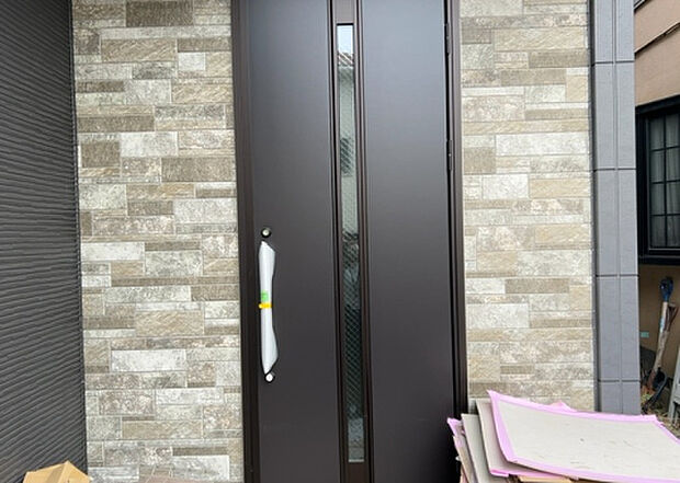 【玄関_2】玄関は、狭すぎると複数人で使いにくく、広すぎても無駄な空間になりがちです。最低2畳を目安にして、家の広さとの兼ね合いや家族の人数を考慮して決めるとよいでしょう。現地を見学して快適な玄関を選びましょう！