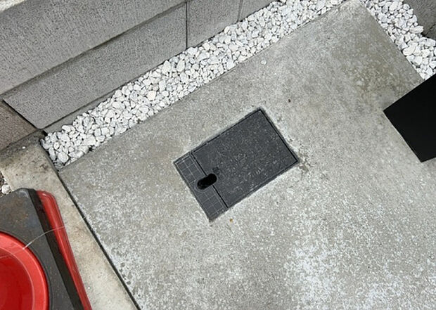 【その他設備】敷地内には、散水栓や立水栓があります。水道水を直接利用できるため、水を運ぶ手間を省くことが出来ます。大量の水を必要とする洗車作業や清掃などに役立ちます。その他設備とあわせて、現地でご確認ください。