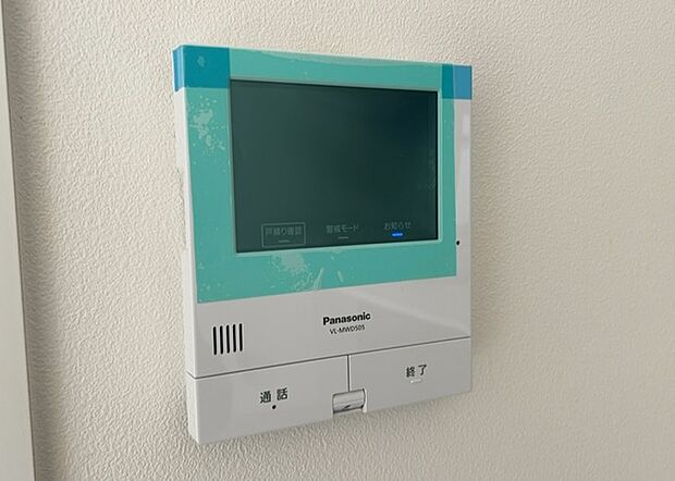 【ＴＶモニター付きインターホン】TVモニター付きインターホンは、来訪者の顔を確認できるだけでなく、音声でやり取りすることもできるため、セキュリティ面で安心できる設備です。モニター画面が大きく見やすいもの、夜間でも来訪者をしっかりと確認できるものなど、機能性を重視したいところです。