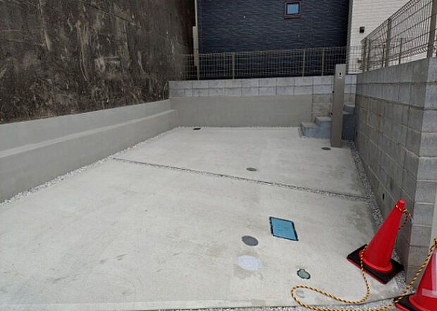 【駐車場】駐車場と明記されていても、最小スペースでつくられた駐車場だと大型車は駐車できなかったり、出入りしにくくなったりする可能性があります。お車のサイズと購入したい物件の駐車場のサイズを現地で確認しましょう。