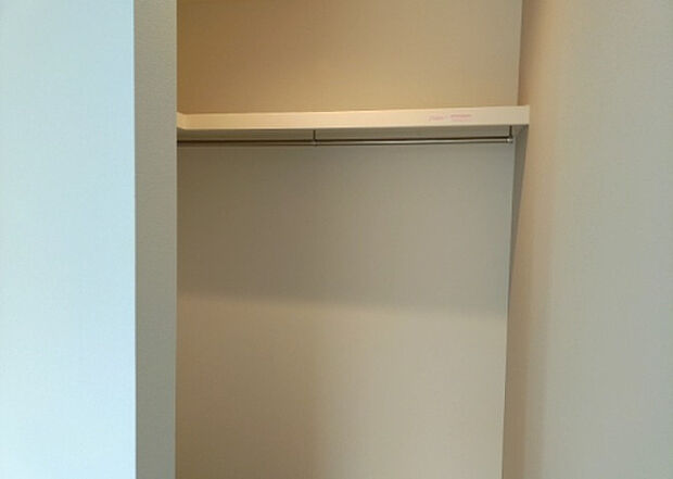 【ウォークインクローゼット】ウォークインクローゼットがあれば、クローゼット内でコーディネートが完成できますし、季節の変わり目に行う衣替えの手間も省けます。また、スーツケースなど大きいものもしまうことができ使い勝手がよいです。