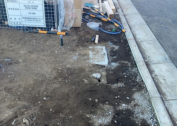 【その他設備】敷地内には、散水栓や立水栓があります。水道水を直接利用できるため、水を運ぶ手間を省くことが出来ます。大量の水を必要とする洗車作業や清掃などに役立ちます。その他設備とあわせて、現地でご確認ください。