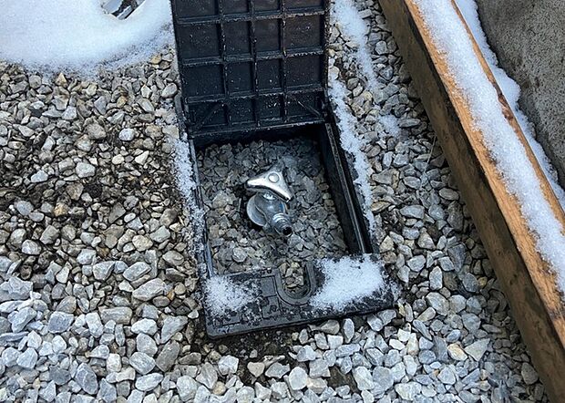 【外水栓】外水栓は、庭の水やりや洗車など、様々な用途に使える便利な設備です。ホースがしっかりと接続できるもの、水圧が安定しているものなど、使い勝手の良いものを選びましょう。また、凍結防止機能が付いているものなら、冬場でも安心して使用できます。