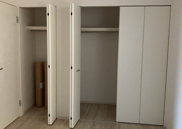 【ウォークインクローゼット】ウォークインクローゼットがあれば、クローゼット内でコーディネートが完成できますし、季節の変わり目に行う衣替えの手間も省けます。また、スーツケースなど大きいものもしまうことができ使い勝手がよいです。