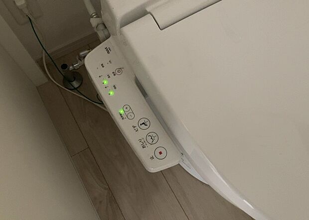 【ウォシュレット（リモコン）】ウォシュレットは、衛生面だけでなく、快適性も向上させる便利な設備です。洗浄機能の種類や水温調節機能など、様々な機能が付いたものが多くあります。リモコンも、操作が簡単で、使いやすいものを選びましょう。