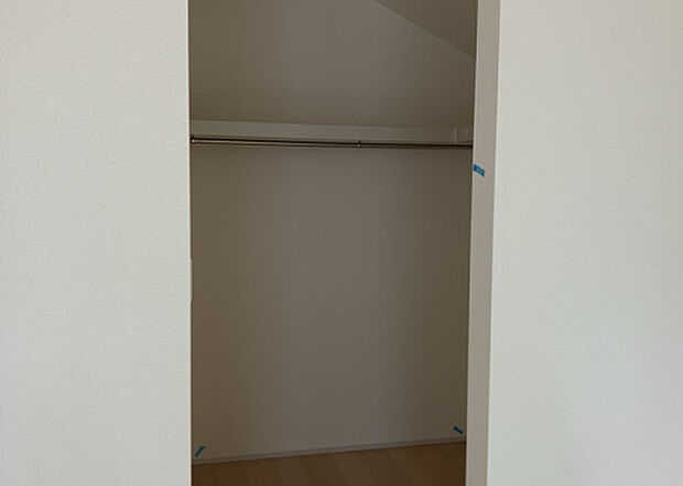 【ウォークインクローゼット】ウォークインクローゼットがあれば、クローゼット内でコーディネートが完成できますし、季節の変わり目に行う衣替えの手間も省けます。また、スーツケースなど大きいものもしまうことができ使い勝手がよいです。