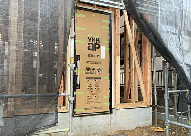 【玄関_2】玄関は、狭すぎると複数人で使いにくく、広すぎても無駄な空間になりがちです。最低2畳を目安にして、家の広さとの兼ね合いや家族の人数を考慮して決めるとよいでしょう。現地を見学して快適な玄関を選びましょう！