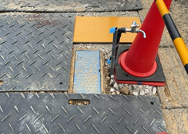 【その他設備】敷地内には、散水栓や立水栓があります。水道水を直接利用できるため、水を運ぶ手間を省くことが出来ます。大量の水を必要とする洗車作業や清掃などに役立ちます。その他設備とあわせて、現地でご確認ください。