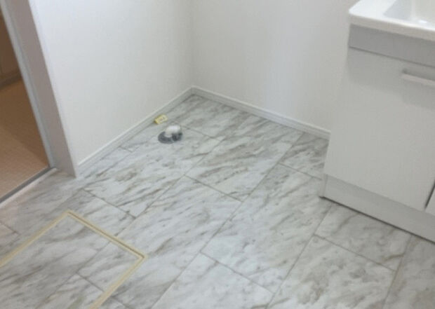 【ランドリースペース】ランドリースペースも気になります。洗濯機置場があり「洗う、干す、取り込む、アイロンがけ、たたむ」など、洗濯に関する家事をするための空間です。広さや収納など付帯設備も含めて、詳細は現地でご確認ください。