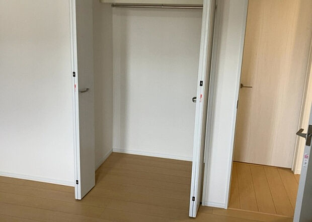 【ウォークインクローゼット】ウォークインクローゼットがあれば、クローゼット内でコーディネートが完成できますし、季節の変わり目に行う衣替えの手間も省けます。また、スーツケースなど大きいものもしまうことができ使い勝手がよいです。