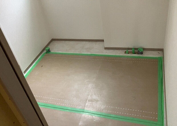 【脱衣場】多くの戸建て住宅で見かける洗面脱衣所は、洗面台と洗濯機が2畳ほどのスペースに並べられていて、洗面所が脱衣所を兼ね備えている間取りが一般的です。お客様が利用することもある、パブリックな空間でもあります。