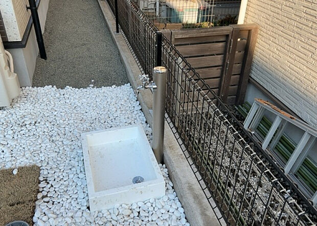 【その他設備】敷地内には、散水栓や立水栓があります。水道水を直接利用できるため、水を運ぶ手間を省くことが出来ます。大量の水を必要とする洗車作業や清掃などに役立ちます。その他設備とあわせて、現地でご確認ください。