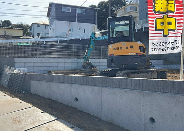 【外観_3】現地に行くなら、物件の周囲の地形がどうなっているかを見ることも大切です。周辺より低くなっている土地では、大雨などで水が集まりやすいため、地盤が弱くなっているということも考えられるため、注意が必要です。