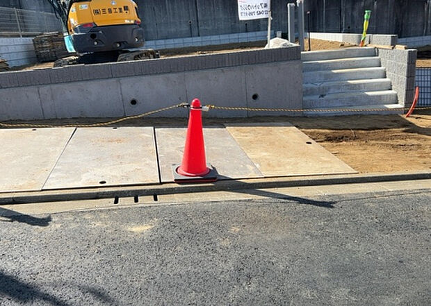 【駐車場_2】駐車場と明記されていても、最小スペースでつくられた駐車場だと大型車は駐車できなかったり、出入りしにくくなったりする可能性があります。お車のサイズと購入したい物件の駐車場のサイズを現地で確認しましょう。