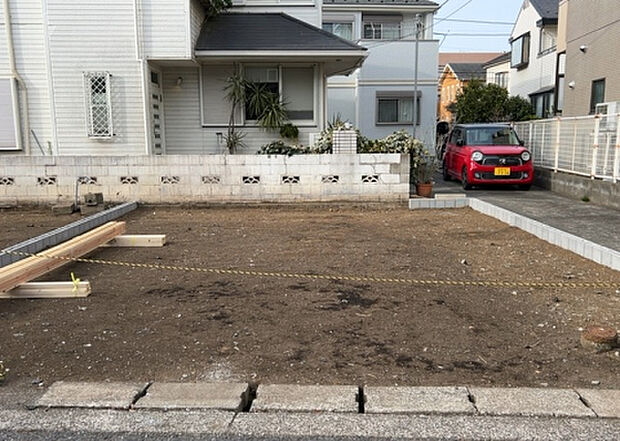 【玄関】玄関は家の顔でもあり、家族以外の目にも止まる場所です。玄関は外との間を仕切る扉、靴などをしまっておく収納スペース、靴脱ぎのたたきスペース、来客とのやり取りをするドアホンなど複数のアイテムからなります。