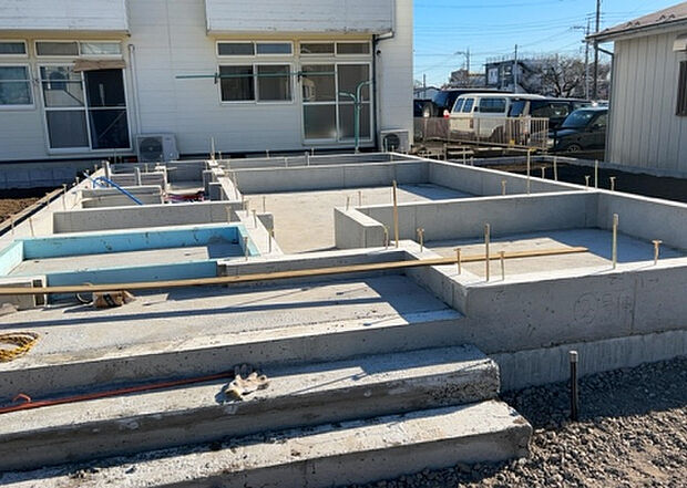 【構造・工法・仕様_2】ベタ基礎とは、柱の位置に関係なく全体に基礎がある事を指し、面積が大きい分建物の重さを全体に分散できます。また、地面からの湿気や害虫を遮断でき、木造住宅で心配されるシロアリ被害を防ぐ効果も期待できます。