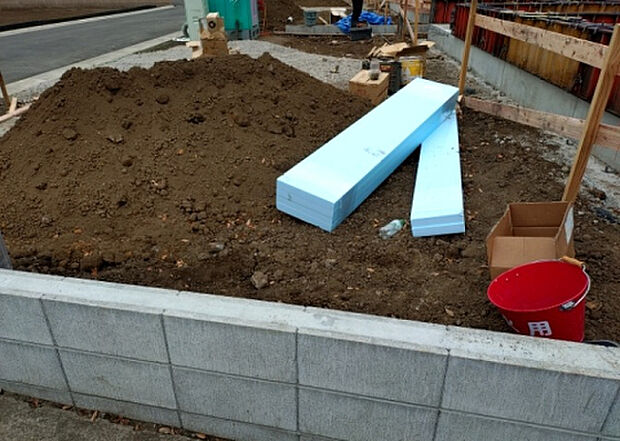 【庭_2】庭のある家に住むことのメリットとして、子どもたちの遊び場を確保できること、ガーデニングや家庭菜園を楽しめること、明るさを確保できることがあります。また、配置を工夫することでプライバシーが確保できます。