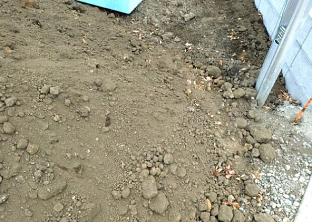 【その他設備】敷地内には、散水栓や立水栓があります。水道水を直接利用できるため、水を運ぶ手間を省くことが出来ます。大量の水を必要とする洗車作業や清掃などに役立ちます。その他設備とあわせて、現地でご確認ください。