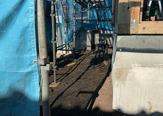 【庭_2】庭のある家に住むことのメリットとして、子どもたちの遊び場を確保できること、ガーデニングや家庭菜園を楽しめること、明るさを確保できることがあります。また、配置を工夫することでプライバシーが確保できます。