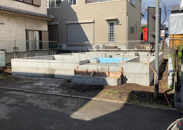 【前面道路含む現地写真_3】お持ちの車種によっては前面道路が広い方が便利でしょう。しかし、前面道路が広ければその分交通量が多くなるため、騒音などが気になる場合があります。実際に現地を見学し、周辺交通量や騒音などを確認しましょう!