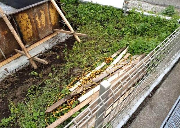 【庭_2】庭のある家に住むことのメリットとして、子どもたちの遊び場を確保できること、ガーデニングや家庭菜園を楽しめること、明るさを確保できることがあります。また、配置を工夫することでプライバシーが確保できます。