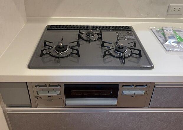 【キッチンコンロ】キッチンコンロは、料理の質を大きく左右する重要な設備です。火力調整のしやすさ、グリル機能の有無、安全装置の充実度など、選ぶポイントがたくさんあります。特に、IHクッキングヒーターは、お手入れのしやすさや安全性が高く、近年人気が高まっています。