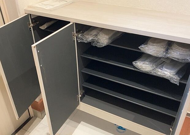 【玄関収納】玄関収納は、靴や傘、コートなどをスッキリと収納できるだけでなく、来客時に見せる顔となるため、家の顔とも言えます。収納量だけでなく、デザイン性も重視したいところです。ミラー付きの収納であれば、外出前の身だしなみチェックにも便利です。