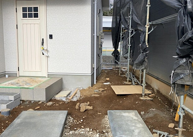 【その他設備】敷地内には、散水栓や立水栓があります。水道水を直接利用できるため、水を運ぶ手間を省くことが出来ます。大量の水を必要とする洗車作業や清掃などに役立ちます。その他設備とあわせて、現地でご確認ください。