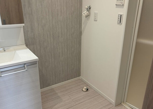 【ランドリースペース】ランドリースペースも気になります。洗濯機置場があり「洗う、干す、取り込む、アイロンがけ、たたむ」など、洗濯に関する家事をするための空間です。広さや収納など付帯設備も含めて、詳細は現地でご確認ください。