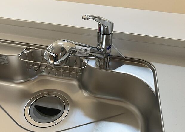 【キッチン水栓】キッチン水栓は、毎日必ず使うものだからこそ、使いやすさが重要です。シャワーヘッドの切り替えがスムーズか、吐水量が調節できるか、水しぶきが飛び散りにくい構造か、浄水機能が付いているかなど、日々の家事を快適にするための機能が数多くあります。また、デザインも多種多様なので、キッチン全体の雰囲気に合わせたものを選ぶことができます。
