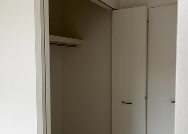 【ウォークインクローゼット】ウォークインクローゼットがあれば、クローゼット内でコーディネートが完成できますし、季節の変わり目に行う衣替えの手間も省けます。また、スーツケースなど大きいものもしまうことができ使い勝手がよいです。