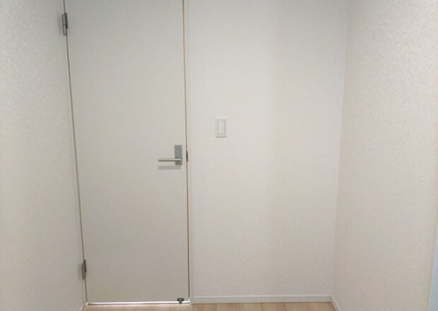 【脱衣場】多くの戸建て住宅で見かける洗面脱衣所は、洗面台と洗濯機が2畳ほどのスペースに並べられていて、洗面所が脱衣所を兼ね備えている間取りが一般的です。お客様が利用することもある、パブリックな空間でもあります。